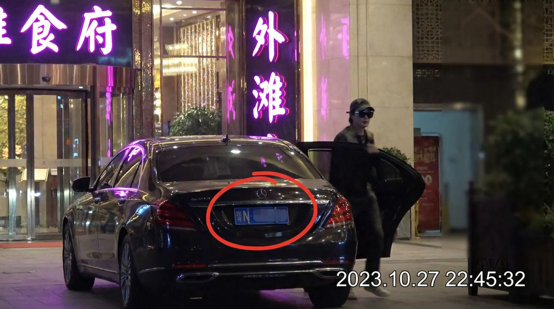 暗网-暗网电影官方入口|真实可靠暗网高清播放 - 豪车餐厅外被拍